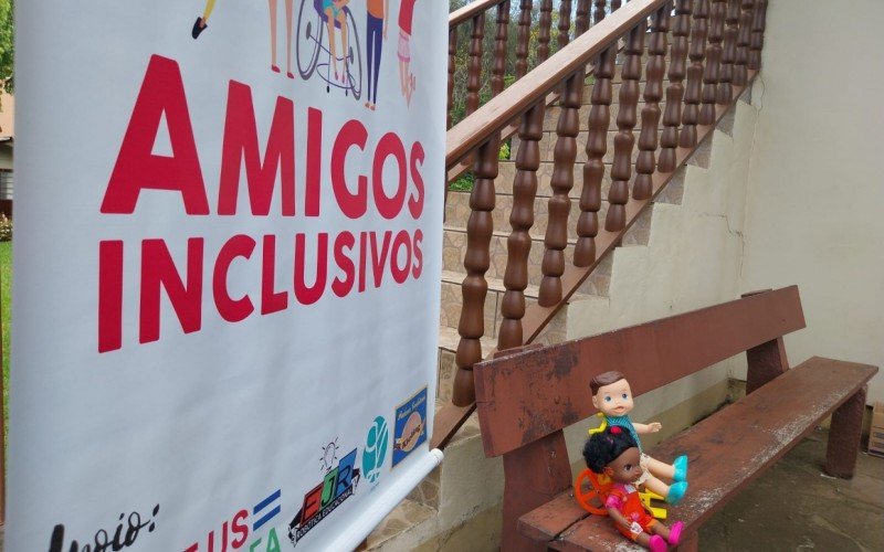 Mel e Thomas , bonecos para crianças com deficiência do projeto Amigos Inclusivo | abc+