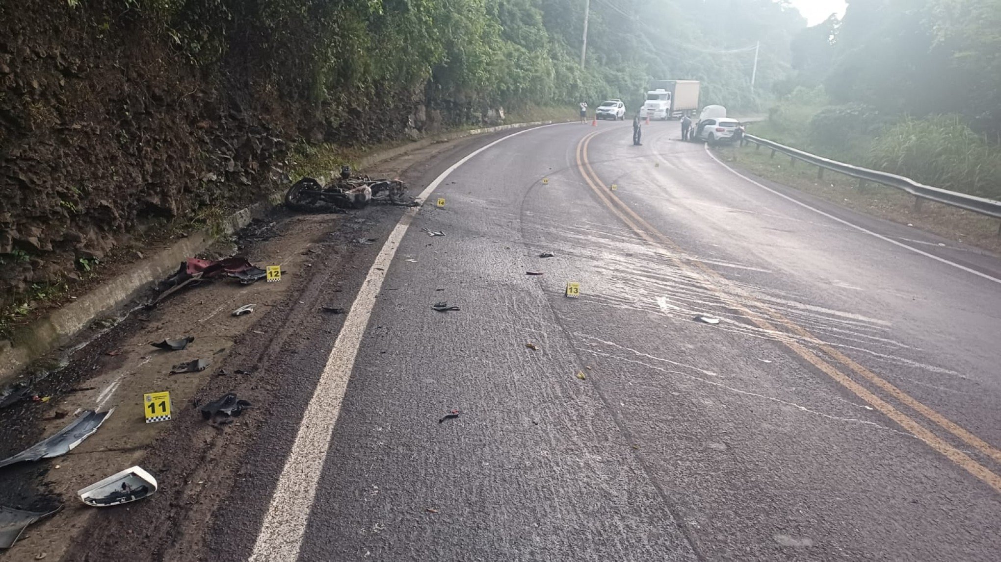BR-116: Motorista invade pista contrária, colide frontalmente contra moto e provoca morte de mulher na rodovia