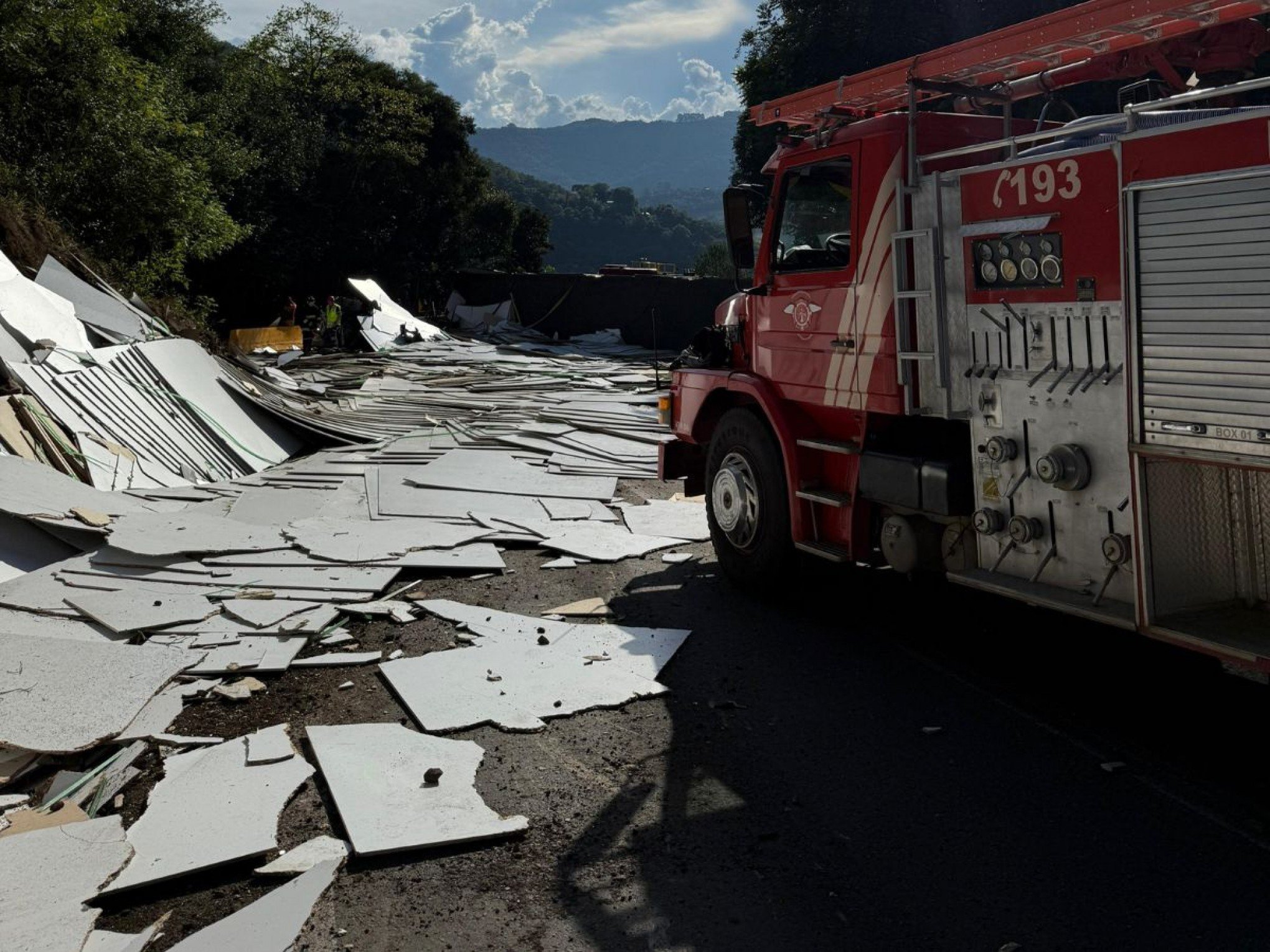 RS-122: Carreta pega fogo após colidir com caminhonete e motorista morre; outro condutor fica ferido