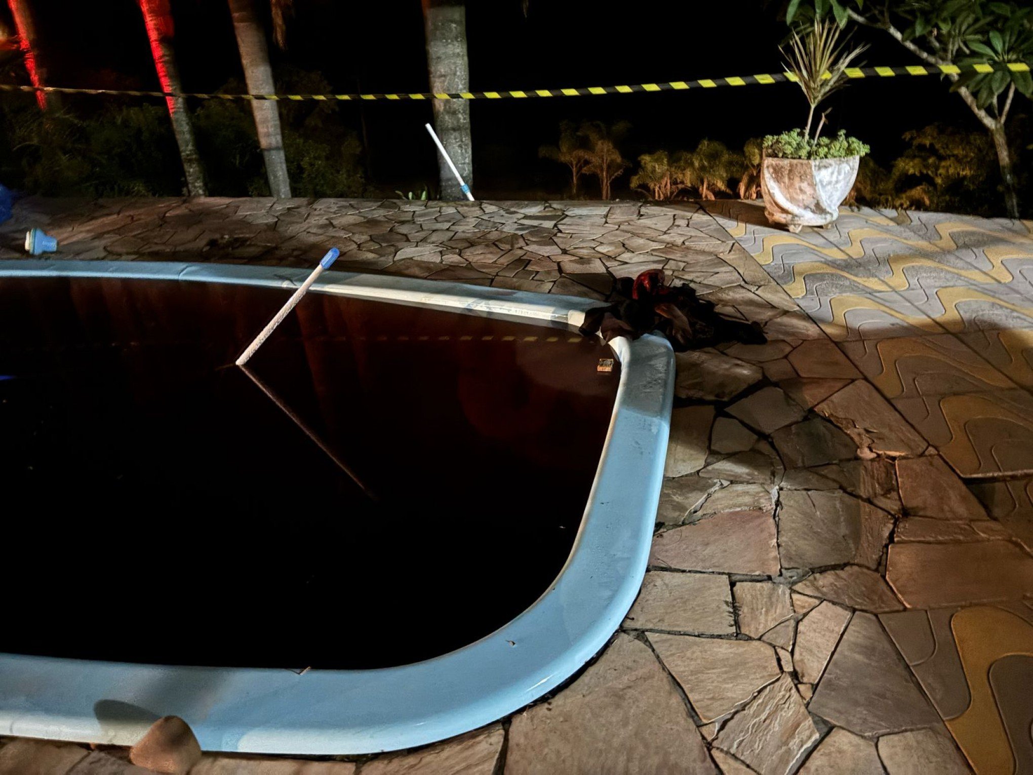 Jovem que invadiu casa e assassinou casal em cidade da região se torna réu