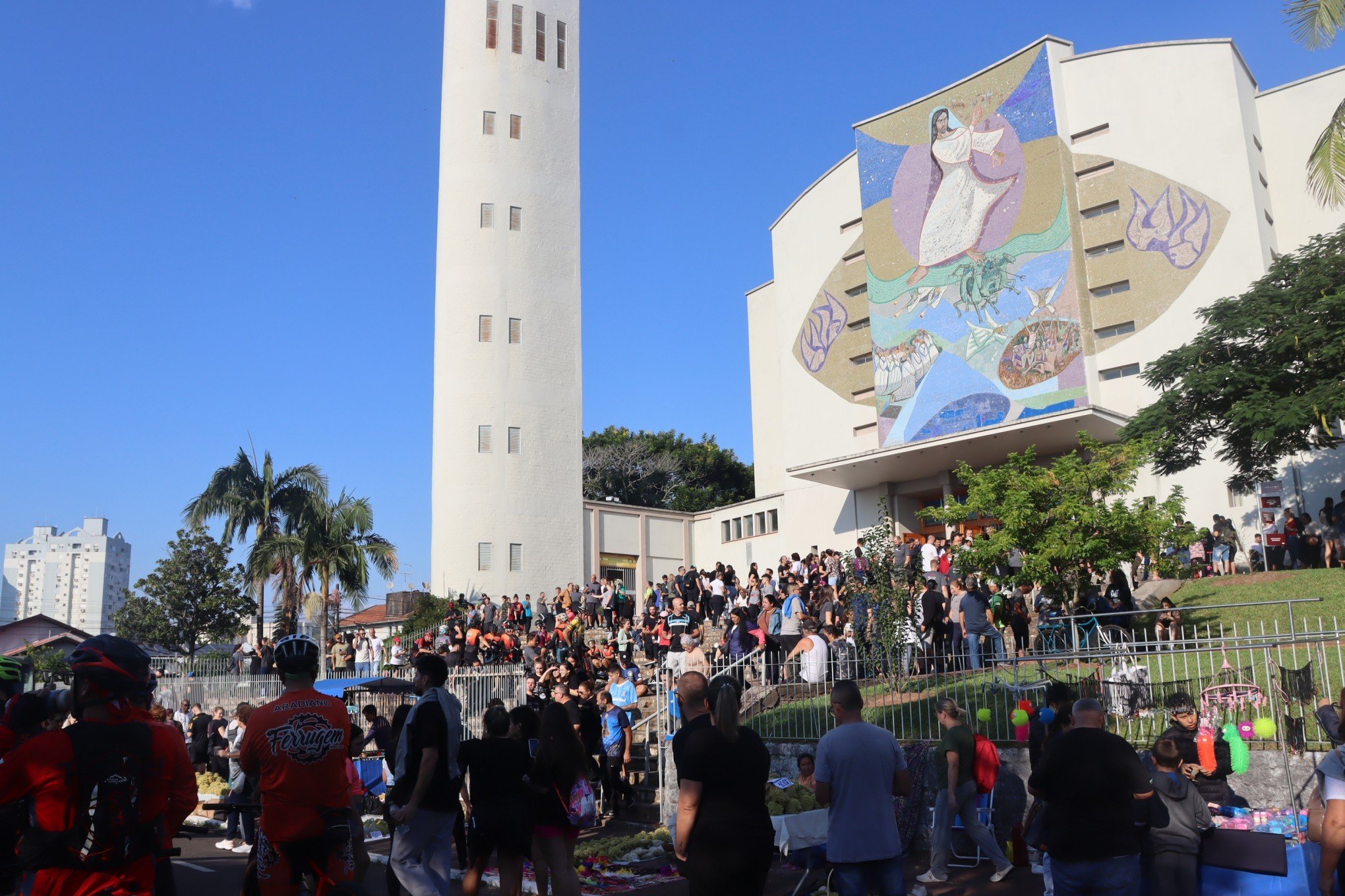 Milhares de fiéis visitam o túmulo de Padre Reus nesta Sexta-feira Santa; veja imagens