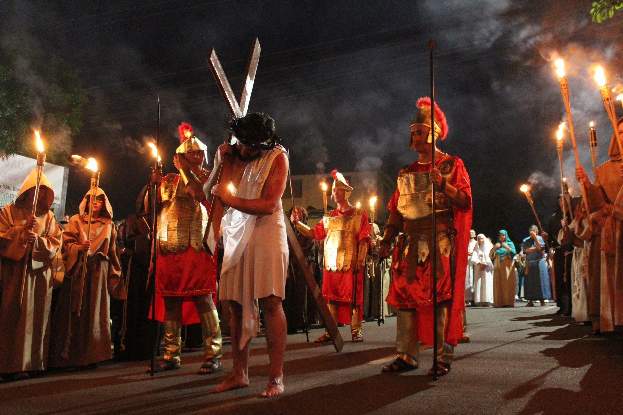 Encenação da Via Sacra emociona fiéis em Novo Hamburgo