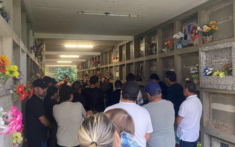 Corpo foi velado sob forte comoção em Novo Hamburgo, com homenagens e orações marcando o último adeus | abc+