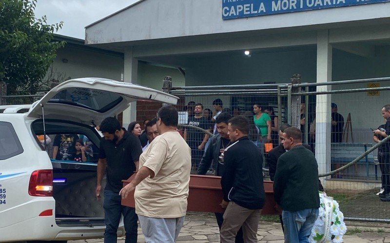 Corpo de Caroline foi velado sob forte comoção em Novo Hamburgo, com homenagens e orações marcando o último adeus. | abc+