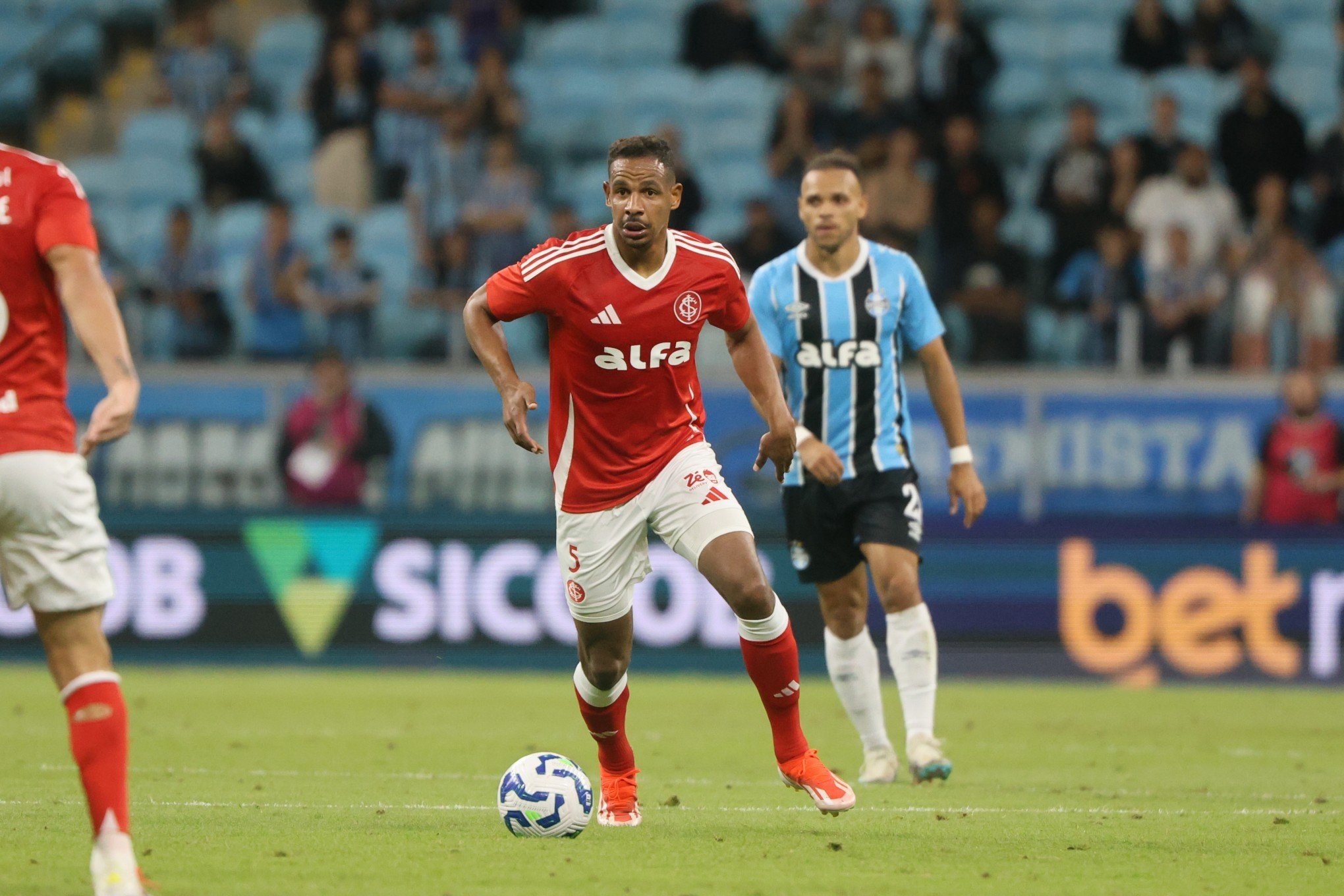 Grenal 447 termina empatado com gol contra, pênalti e polêmica no fim