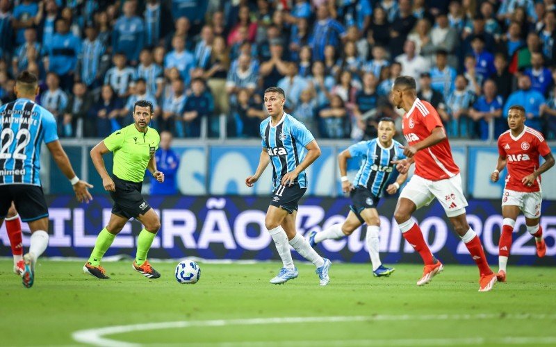 Monsalve foi titular no meio campo gremista | abc+