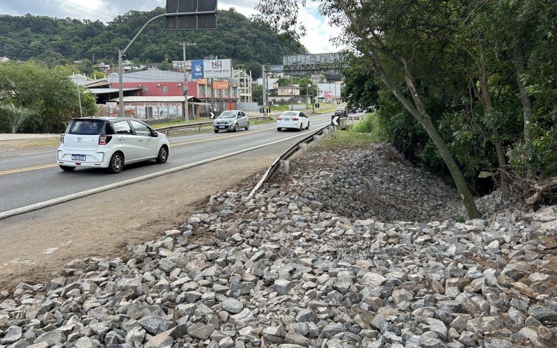 Pontilhão sobre Arroio Roselândia provoca afunilamento do trânsito e gera longas filas de carros no trecho