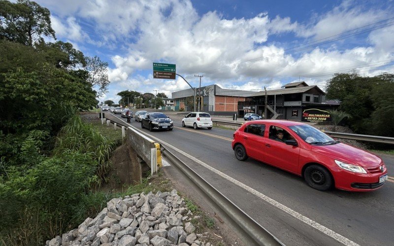 Pontilhão sobre Arroio Roselândia provoca afunilamento do trânsito e gera longas filas de carros no trecho | abc+