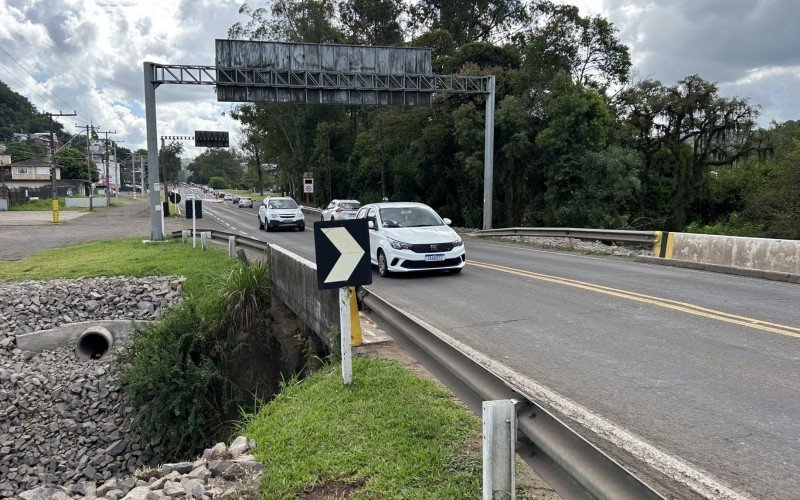 Pontilhão sobre Arroio Roselândia provoca afunilamento do trânsito e gera longas filas de carros no trecho
