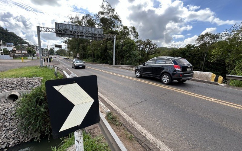 Pontilhão sobre Arroio Roselândia provoca afunilamento do trânsito e gera longas filas de carros no trecho