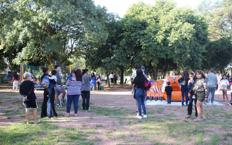 Crianças e adultos movimentaram a Praça Rio Grande, no bairro Mathias Velho