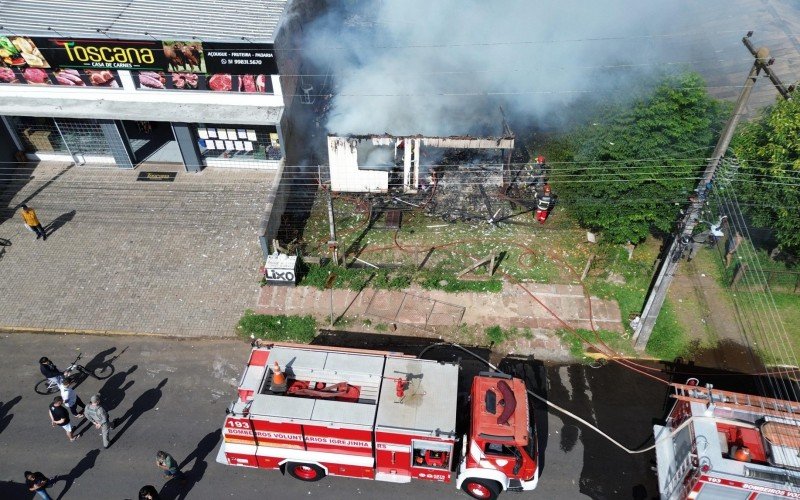 Imagem aérea mostra momento em que bombeiros atuam no combate às chamas | abc+