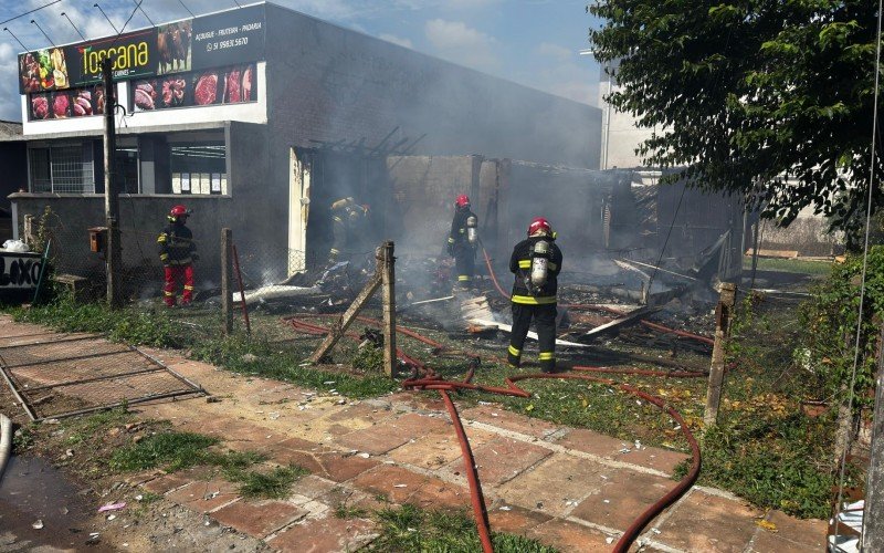 Casa já estava completamente tomada pelo fogo quando Corpo de Bombeiros chegou ao endereço | abc+