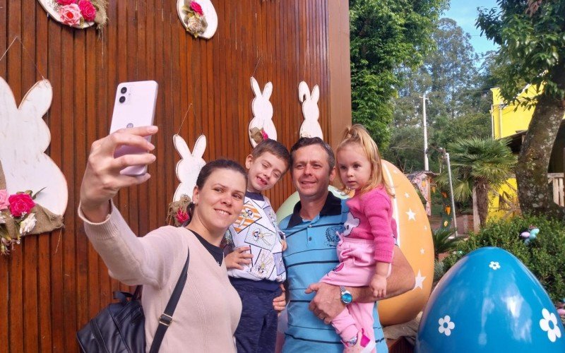 Páscoa de Ivoti no Núcleo de Casas Enxaimel:  De Ivoti, o comerciante Marcos Ludwig, 43, a esposa, a Elissandra, 32, e os filhos Pedro e Mariana Ludwig, de 6 e 2 anos, respectivamente, também registraram a visita. | abc+