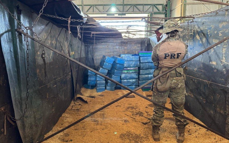 Mais de uma tonelada de drogas foi apreendida em carreta flagrada em rodovia do RS neste domingo (20)