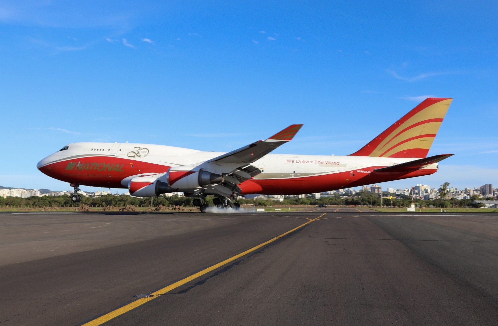 "RAINHA DOS CÉUS": Boeing 747 com máquinas para empresa do Vale do Sinos pousa no aeroporto Salgado Filho; veja fotos