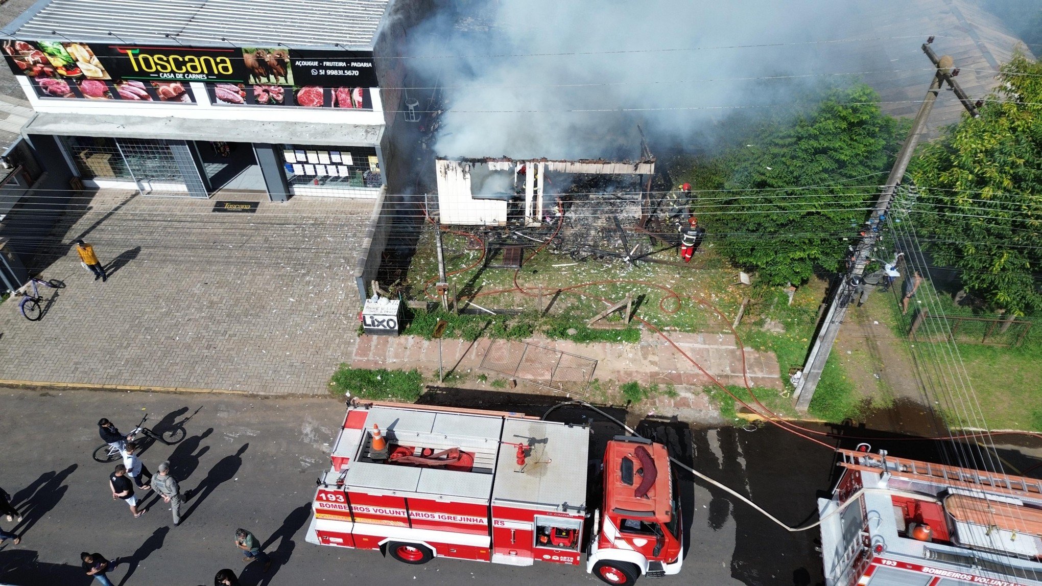 Família com duas crianças perde tudo após incêndio destruir casa neste domingo de Páscoa