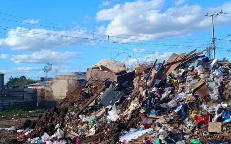 Lixo descartado irregularmente na Rua República, no bairro Harmonia, entrou na mira da Prefeitura de Canoas na véspera da Páscoa