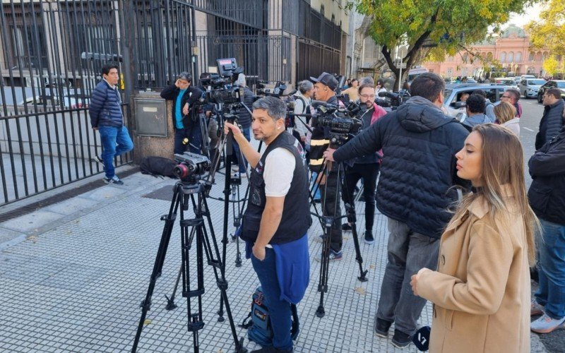 Jornalistas tomam os arredores da Catedral Metropolitana de Buenos Aires