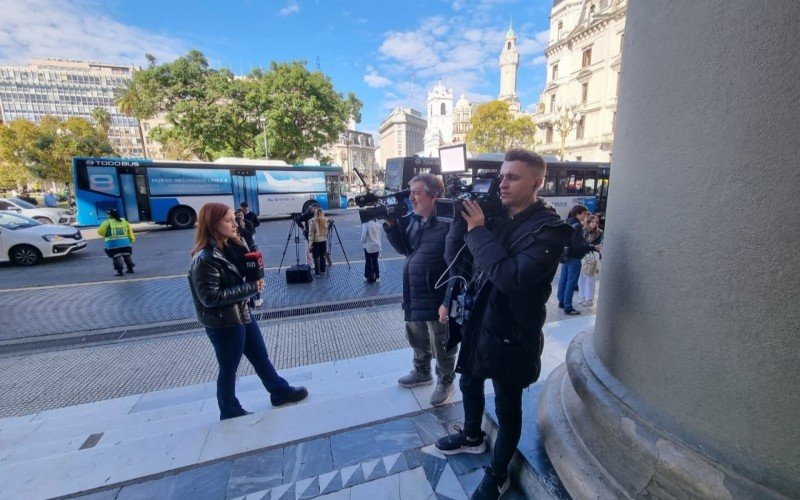 Jornalistas tomam os arredores da Catedral Metropolitana de Buenos Aires