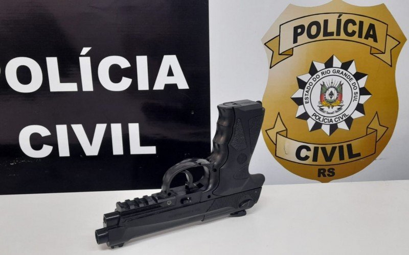 Simulacro de pistola apreendido com suspeito era usado para cometer assaltos em estabelecimentos de Canoas