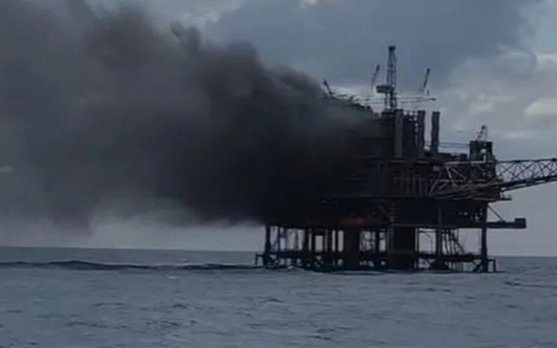 Onze trabalhadores ficam feridos após explosão em plataforma da Petrobras no Rio | abc+