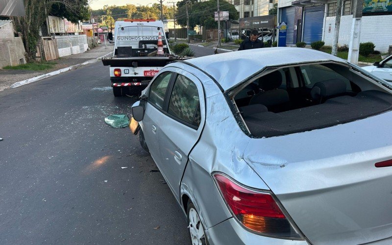 Motorista perde controle de carro e derruba poste de iluminação pública em Novo Hamburgo | abc+