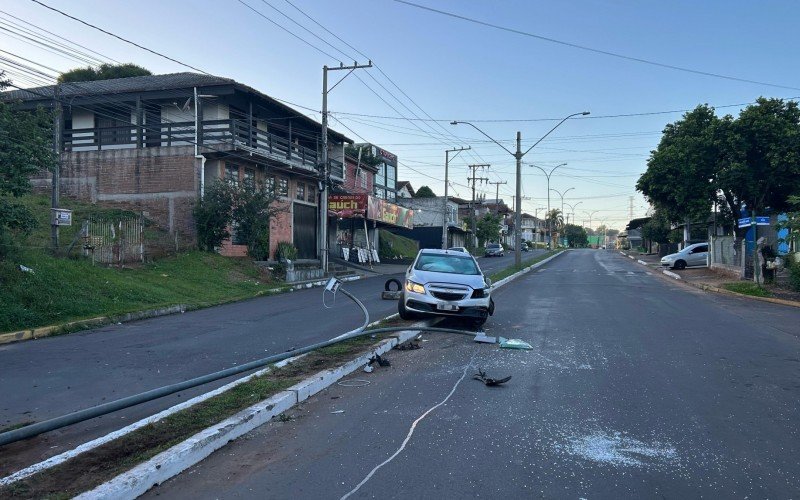 Motorista perde controle de carro e derruba poste de iluminação pública em Novo Hamburgo | abc+