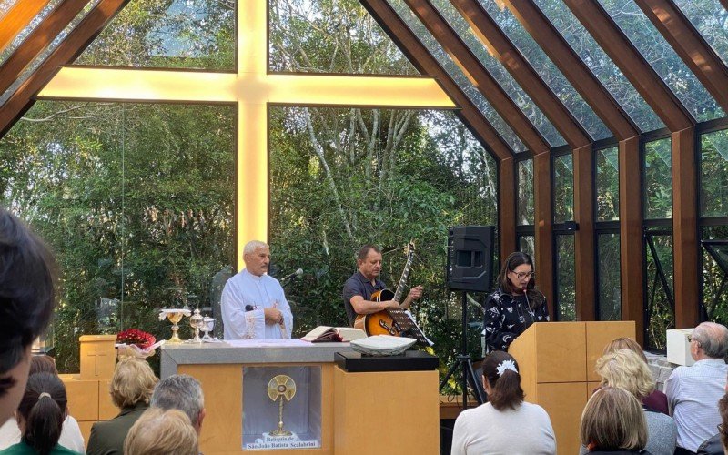 Em homenagem ao Papa Francisco, fiéis e visitantes se reuniram na Capela São João Batista Scalabrini, localizada no interior do Complexo do Cristo Protetor, em Encantado | abc+