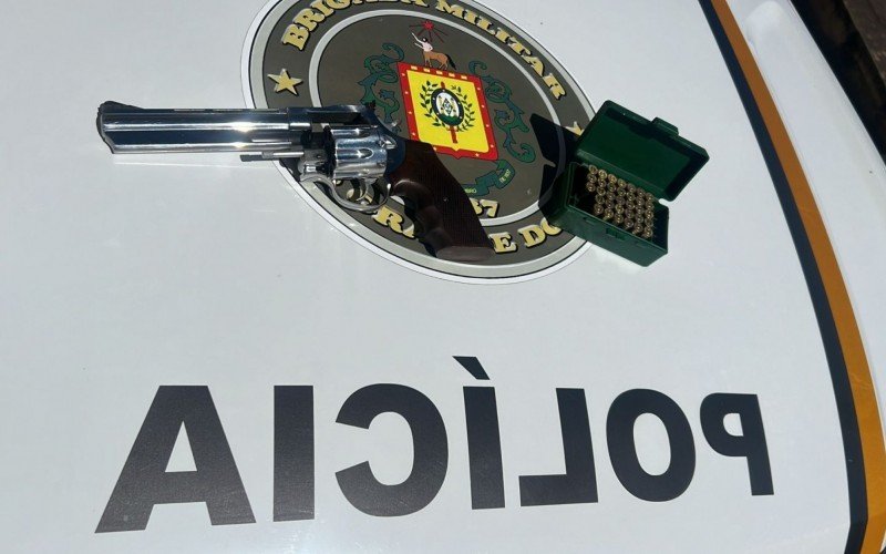 Revólver calibre .357, de uso restrito, e munições foram apreendidos   | abc+