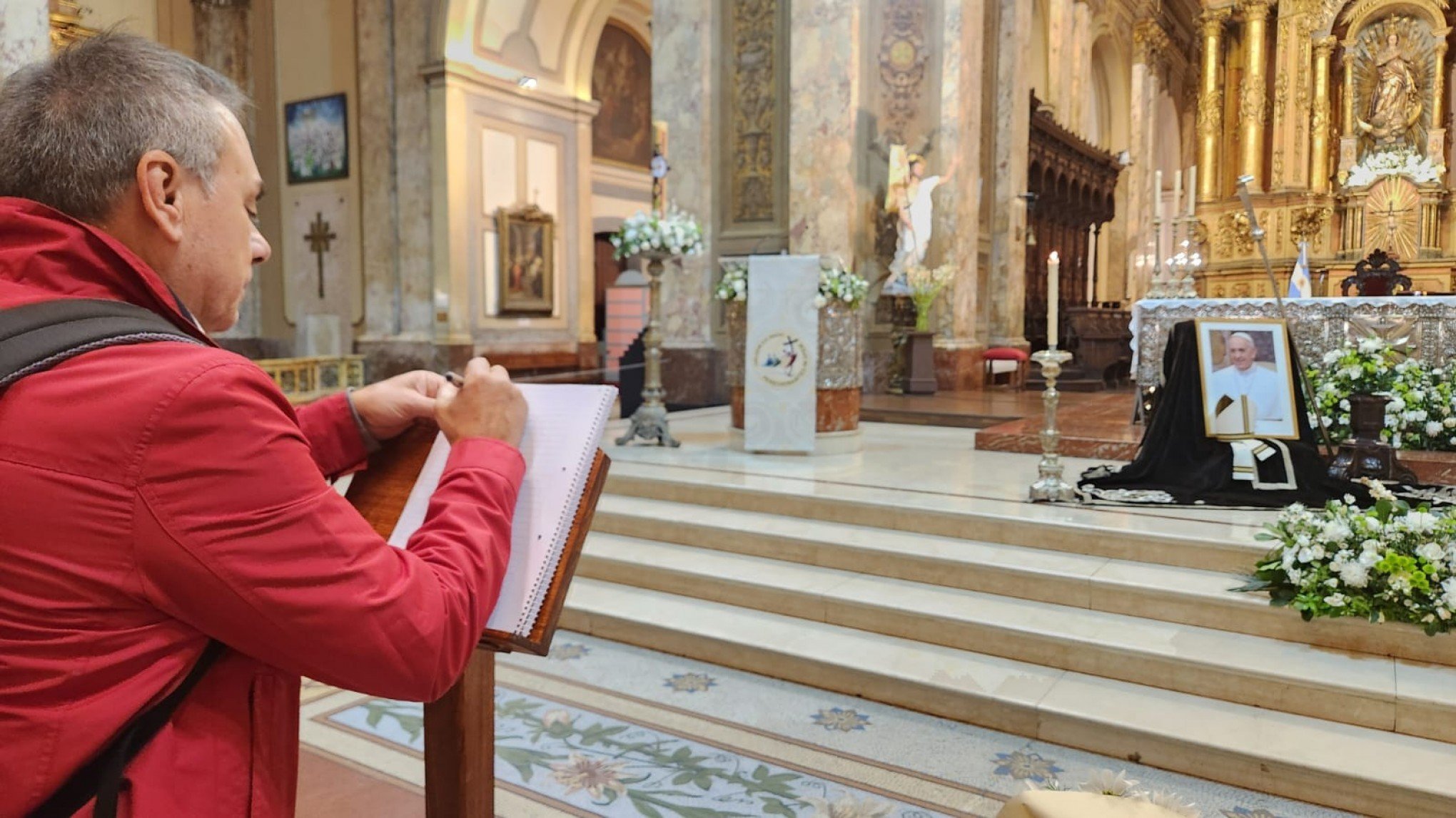 Fiéis e jornalistas se reúnem na Catedral de Buenos Aires, onde papa Francisco foi arcebispo