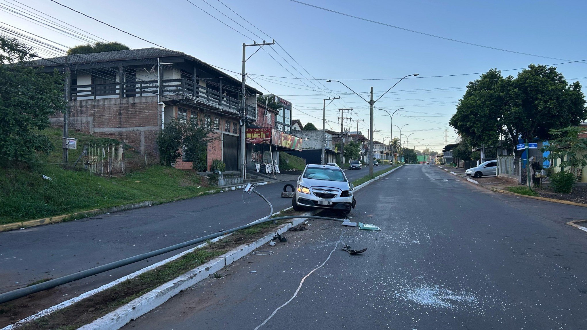 Motorista perde controle de carro e derruba poste de iluminação pública em Novo Hamburgo