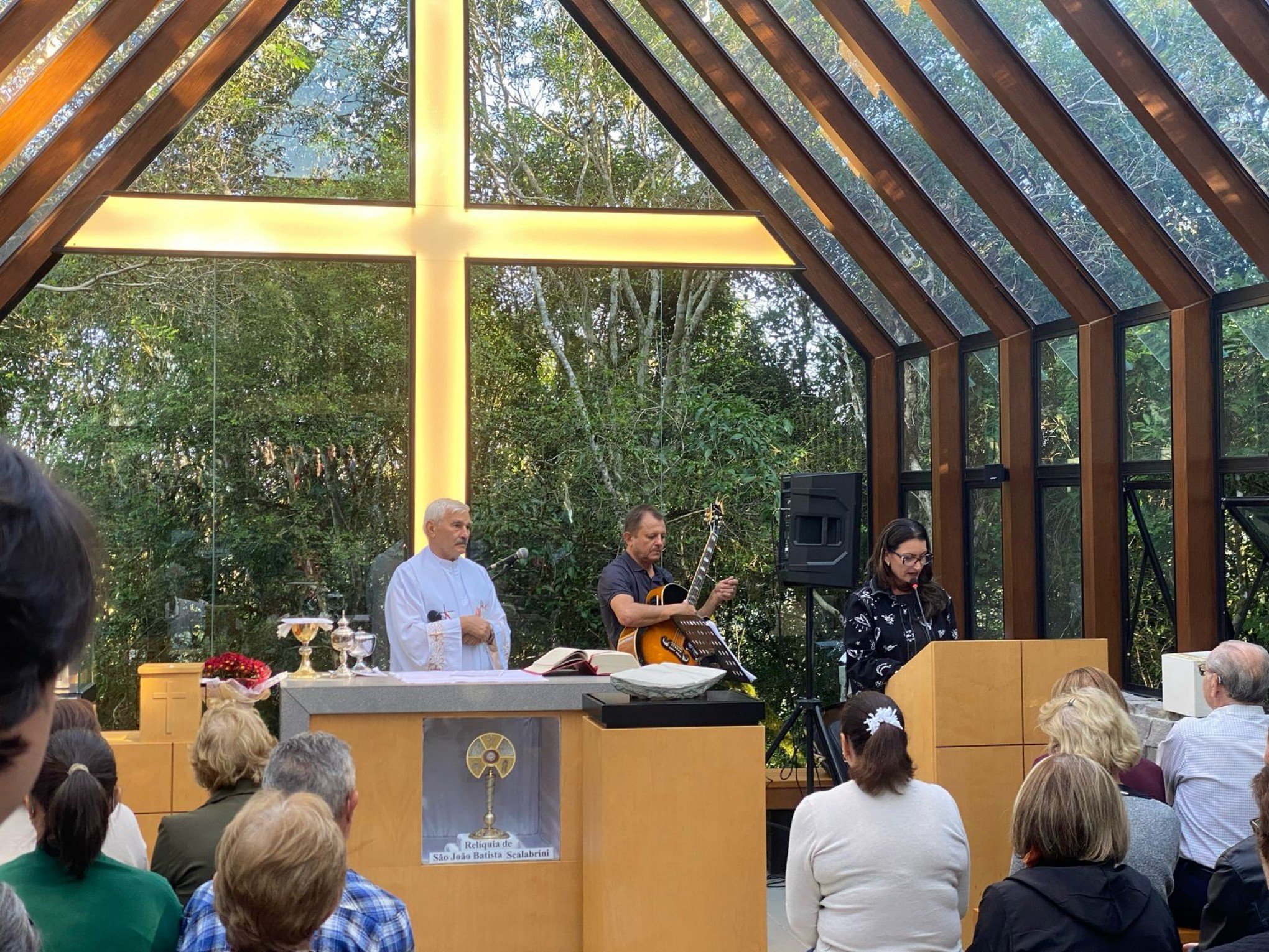 Fiéis e visitantes participam de missa em homenagem ao Papa Francisco em capela do Cristo Protetor no RS