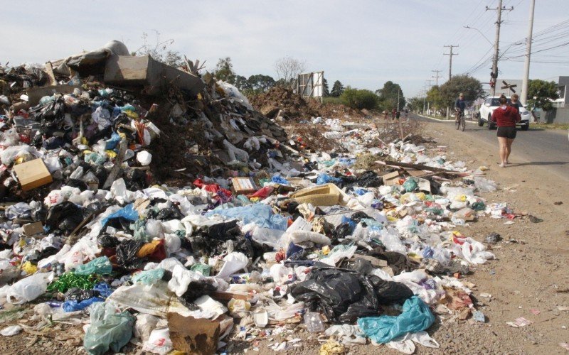 Descarte irregular de lixo em Canoas se torna alvo da Prefeitura de Canoas; Rua República é alvo constante de "porcalhões", segundo a Administração