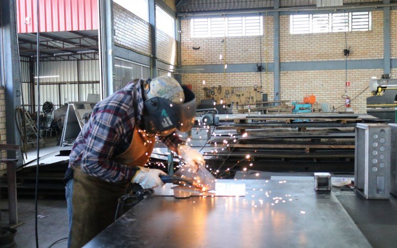 Qual o impacto do tarifaço dos EUA em empregos no Brasil? Indústria já estima fechamento de vagas | abc+