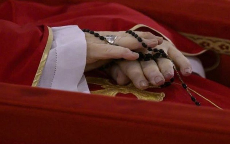 Rito da constatação, ato formal e litúrgico que atesta oficialmente a morte do papa | abc+