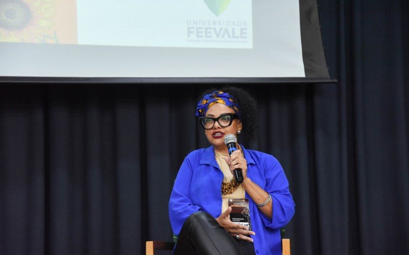 A aula aberta foi ministrada pela pós-doutoranda em Diversidade Cultural e Inclusão Social, Caroline de Castro Pires | abc+