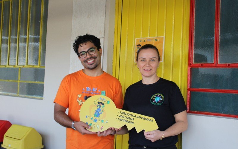 O produtor Renê de Palma e a diretora Larissa Sperb inauguraram a biblioteca nesta terça-feira (22)
