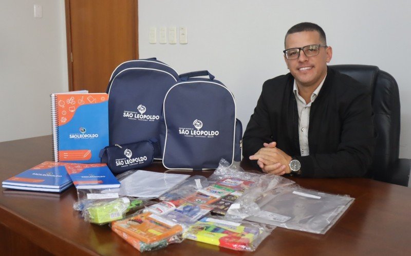 Secretário Jéferson Falcão mostra os kits de materiais a serem entregues às escolas