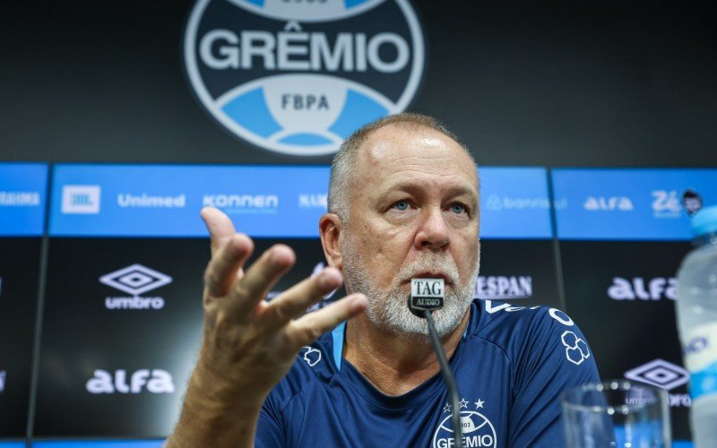 Técnico Mano Menezes falou à imprensa nesta terça-feira | abc+