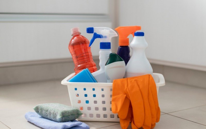 Dona de casa faleceu após misturar produtos de limpeza para lavar o banheiro | abc+