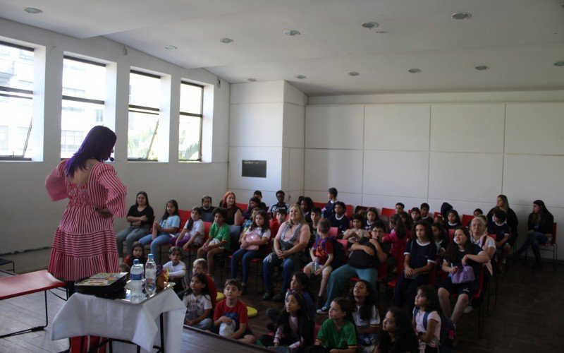 IV Semana do Livro de Canoas - contação de história Léia Cassol - Biblioteca Pública Municipal João Palma da Silva