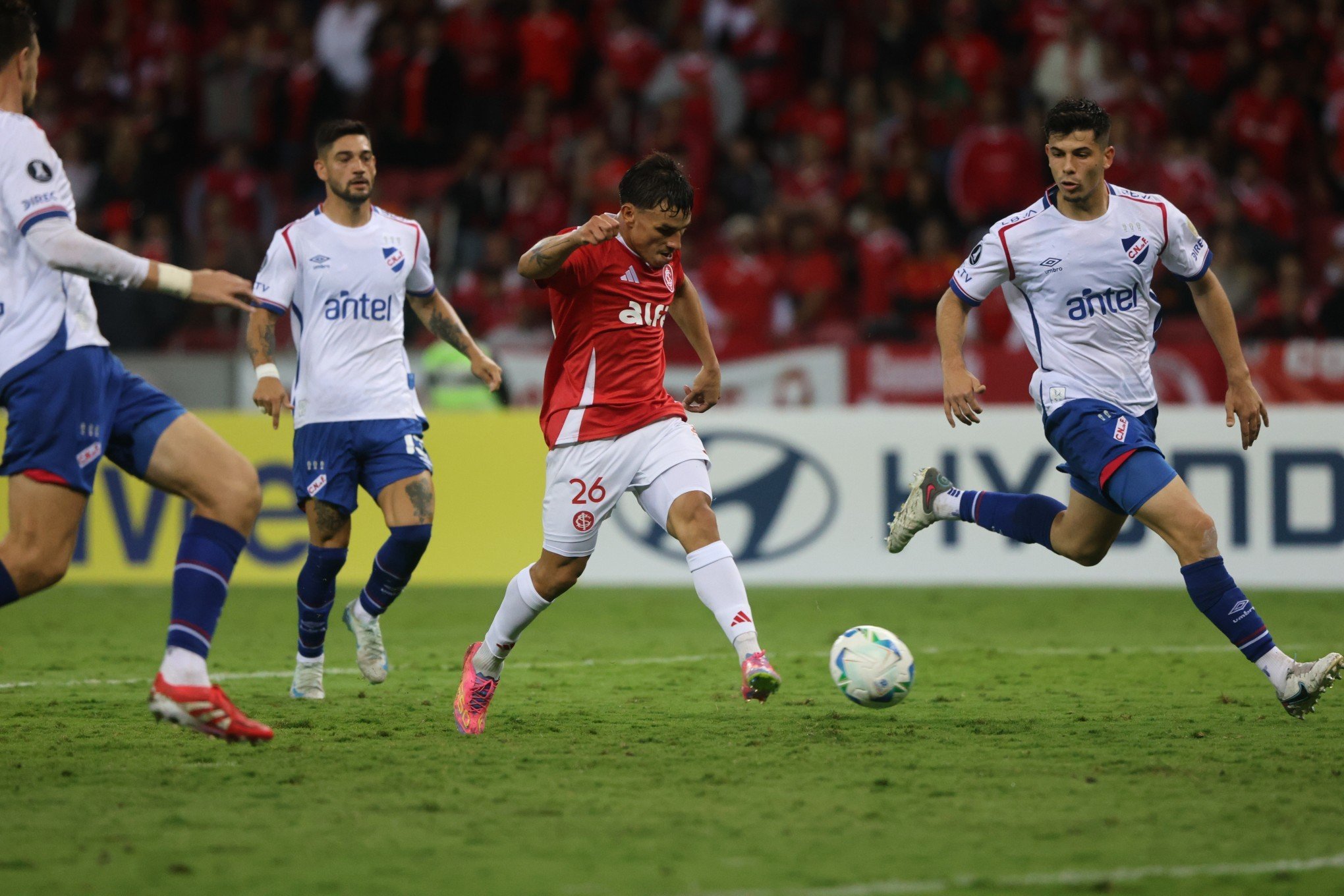 Em jogo eletrizante, Inter leva três gols e busca empate contra Nacional pela Libertadores