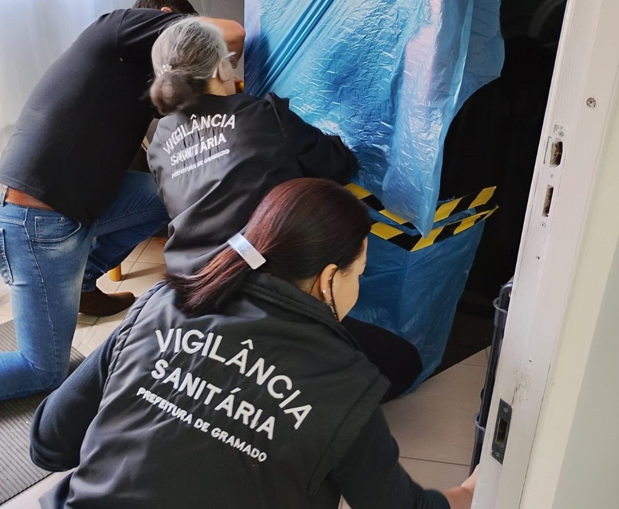 Polícia Civil e Vigilância Sanitária apreendem câmaras de bronzeamento artificial em Gramado