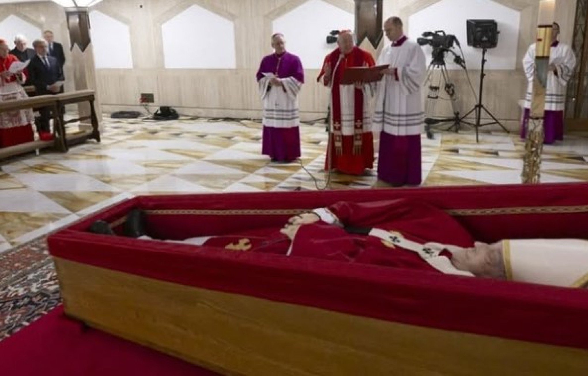 VÍDEO: Vaticano revela primeiras imagens do corpo do papa Francisco