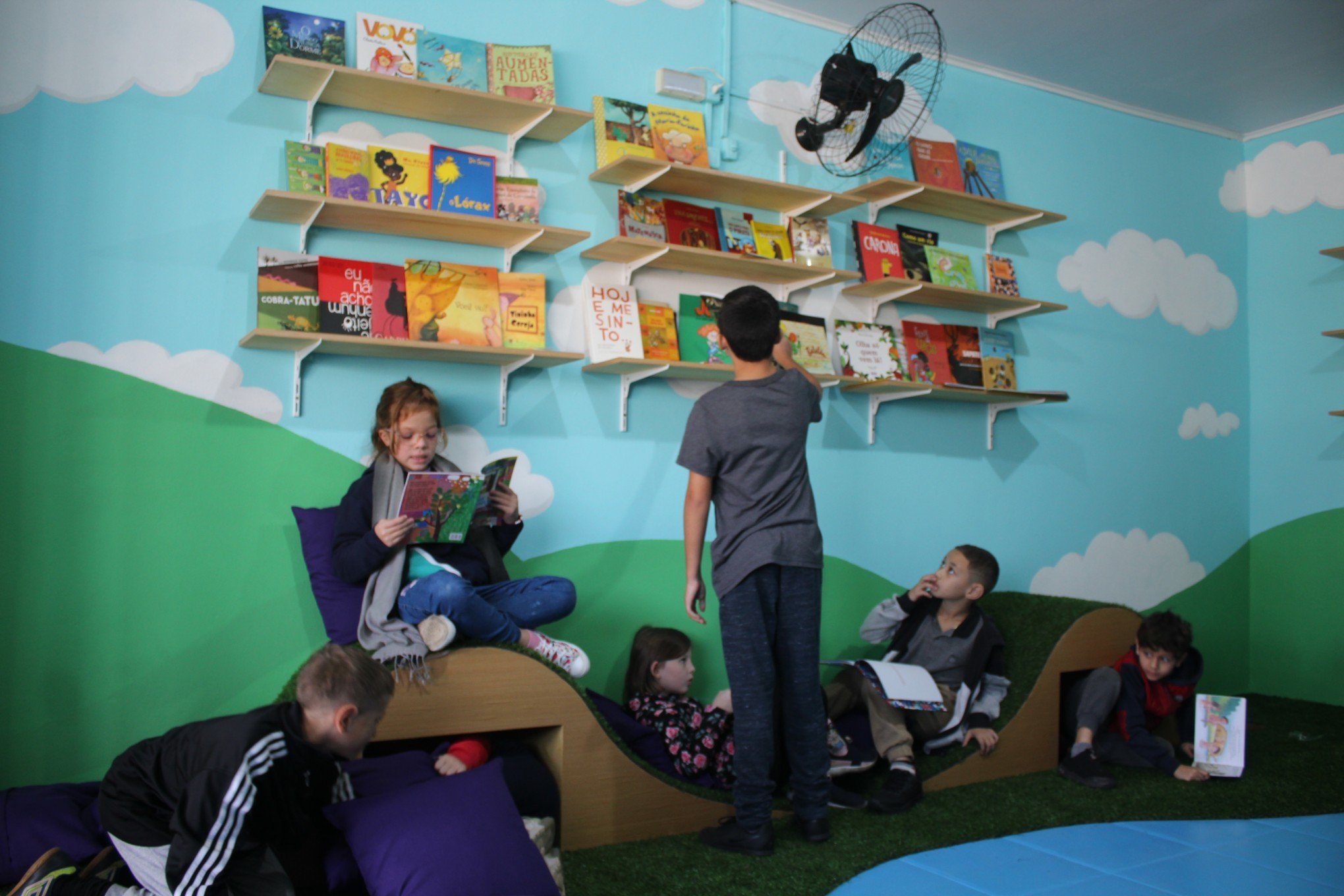 Projeto entrega biblioteca reformada para escola atingida pela enchente em Canoas