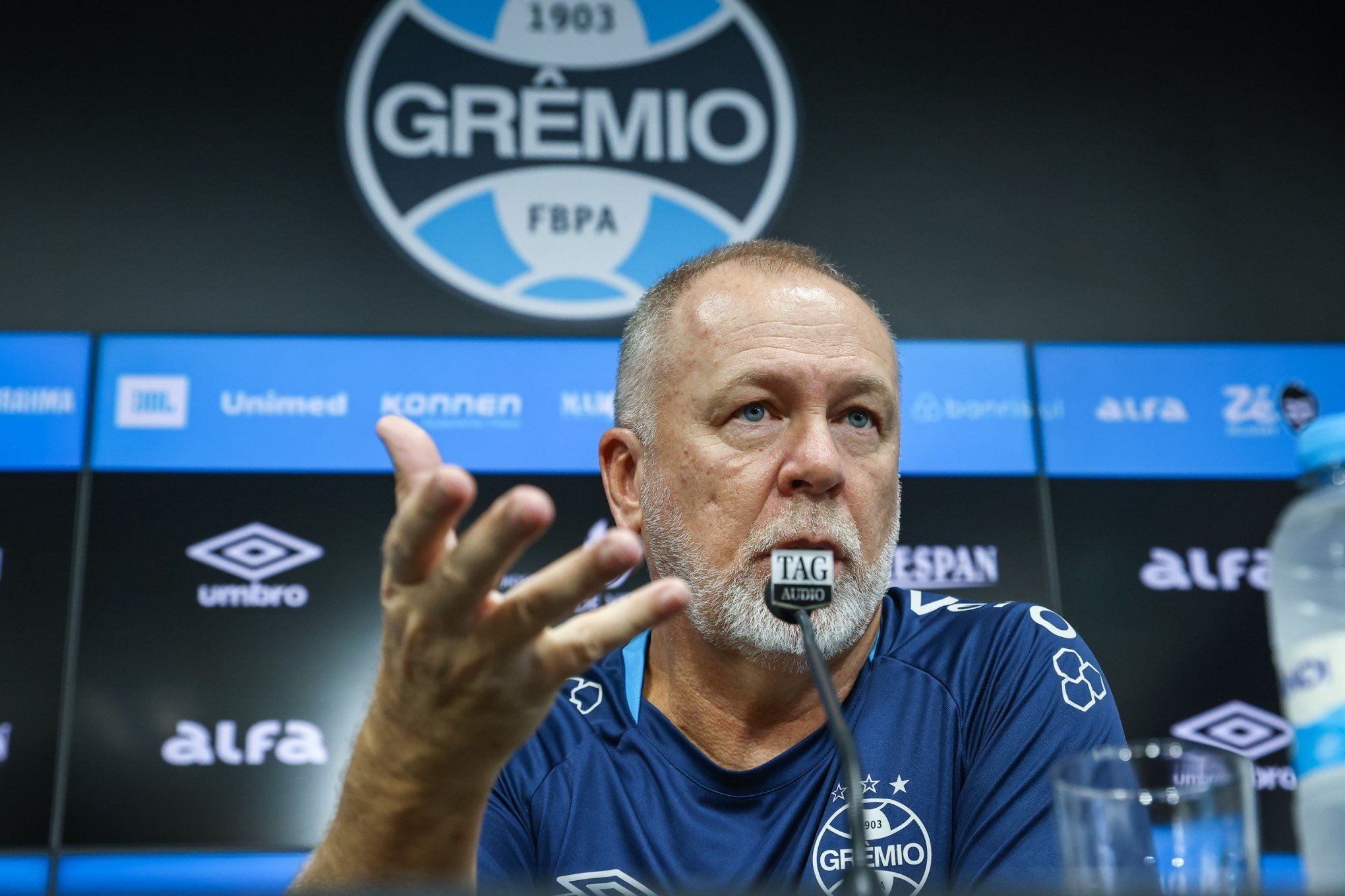 Mano Menezes é apresentado pelo Grêmio: "Orgulho de estar de volta"