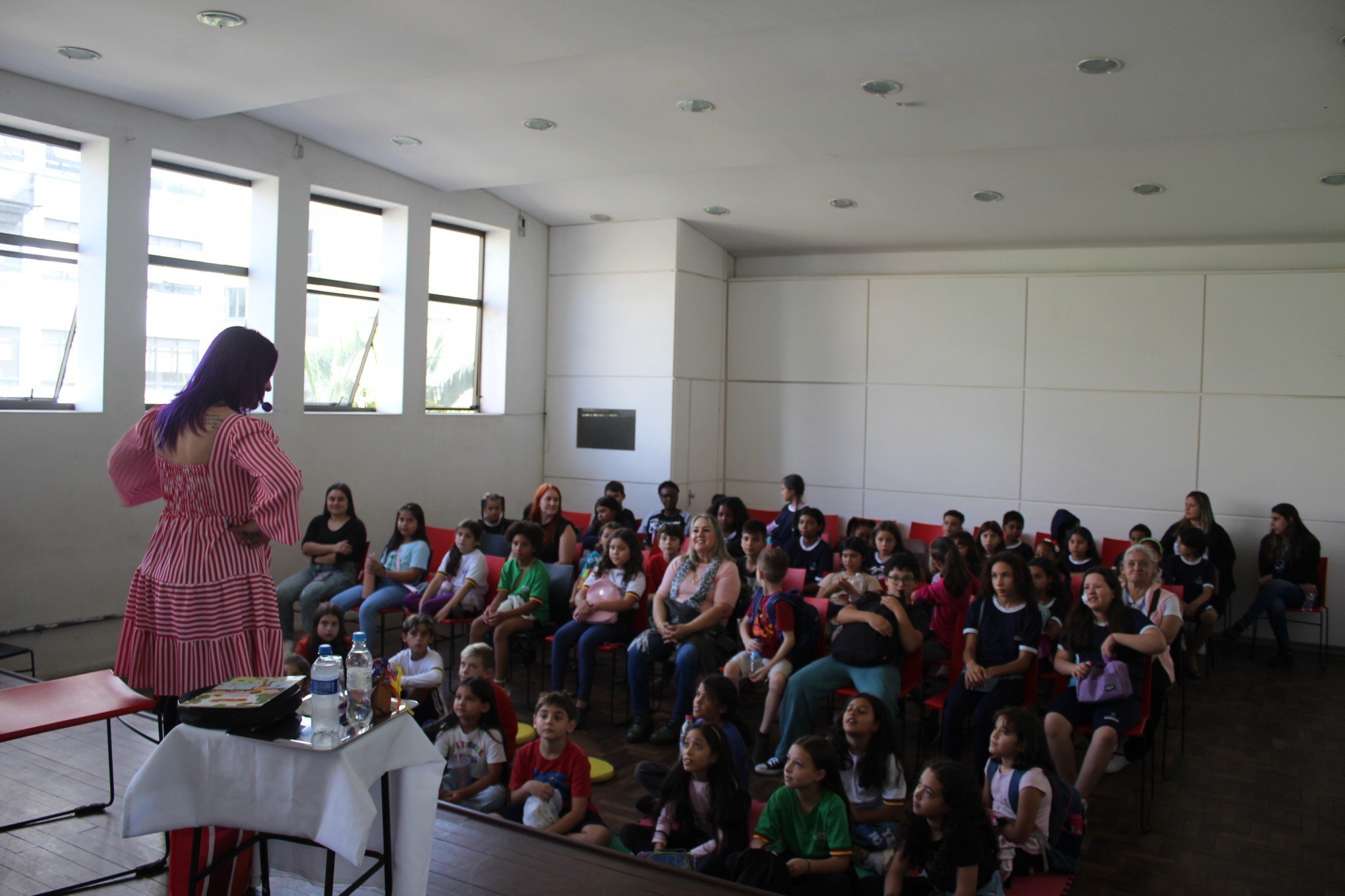Contação de histórias marca a abertura da IV Semana do Livro de Canoas
