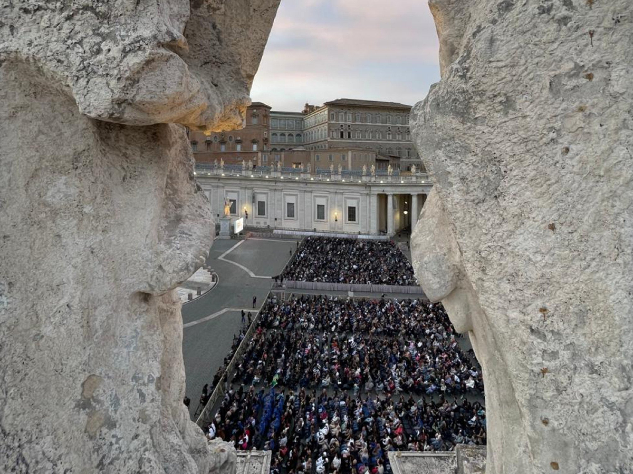 "Os fiéis estão em silêncio respeitoso", diz moradora de Dois Irmãos que participa da despedida do papa Francisco