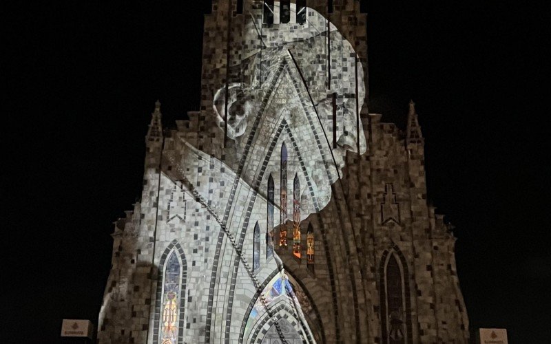 Imagem do papa Francisco é projetada na Catedral de Pedra